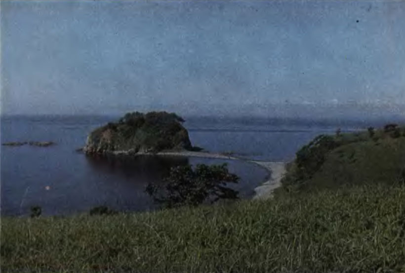 Цв. фот. 2. Небольшой остров, соединяющийся в отлив с берегом песчаной косой